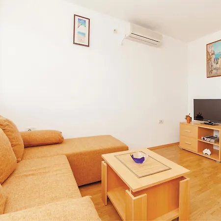 Amazing Apartment In Jadranovo With Wifi *